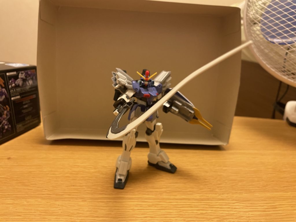 武装改修前のホーミングミサイルが廃止されているが、後述する機関砲への機能追加によって、火力不足に陥る事は無くなったばかりか、むしろ改修前よりも火力が高められている。ヒートショーテル湾曲した刀身を持つ二振りの大型片手剣であり、改修前よりも刀身が巨大化している。シールド先端にはヒートナイフを取り付けており、改修前よりも防御力と耐久性が2倍程度に高められている。機関砲頭部に2門内蔵された近距離戦用の機関砲だが、最大の改修点の一つとして高出力ビーム砲としての機能が追加されている。そのビームとしての威力は、通常のビームライフルを大きく上回るほど高い上、速射性能にも優れている。必殺技グラビティブレード両手のヒートショーテルの刀身に凄まじい高周波振動を発生させて、そのまま敵を斬り刻む。