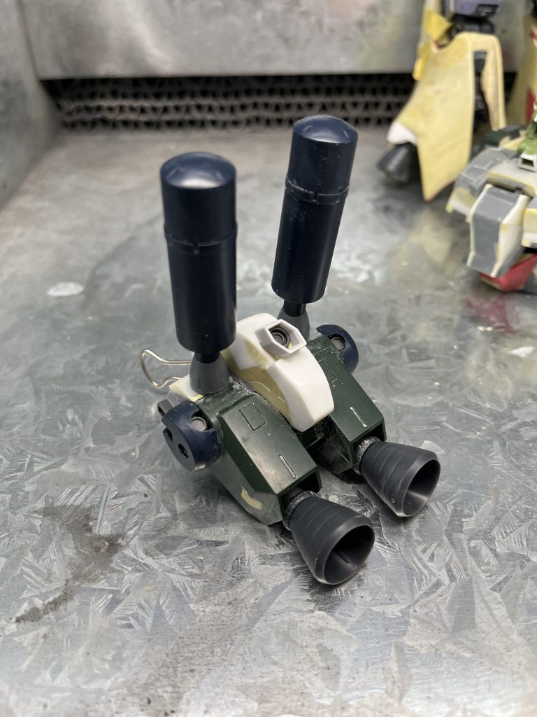 バックパックはMGハイザックをベースに、MGサザビー、パトレイバーのイングラムのキットで製作。