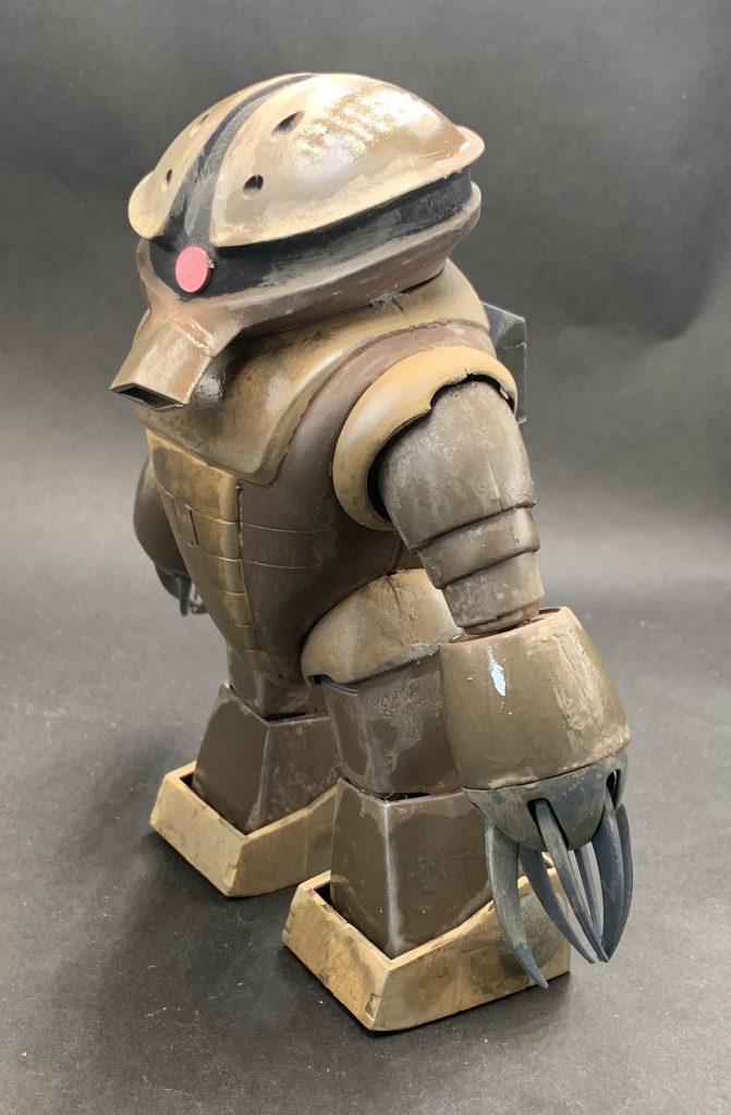 ジャブローで運用されたアッガイのイメージで泥汚れと蒸し暑い気温で泥が乾いた部分があるのを両立。塗装が汚いのは仕様です