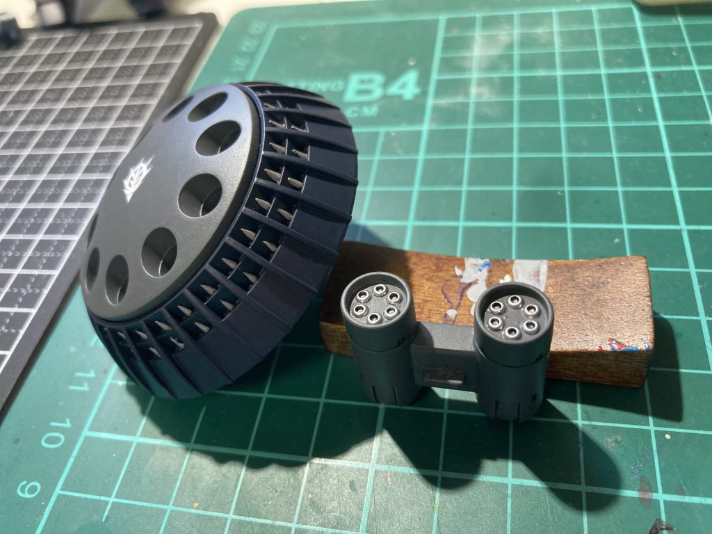 声に出して労って頂きたい今回の仕事がこちら。スジボリ追加したりプラ板貼ったりとかっていうディティール追加のスキルが無い僕は、こういったところの塗装でなんとか見栄えを良くする事しか出来ませんでした。