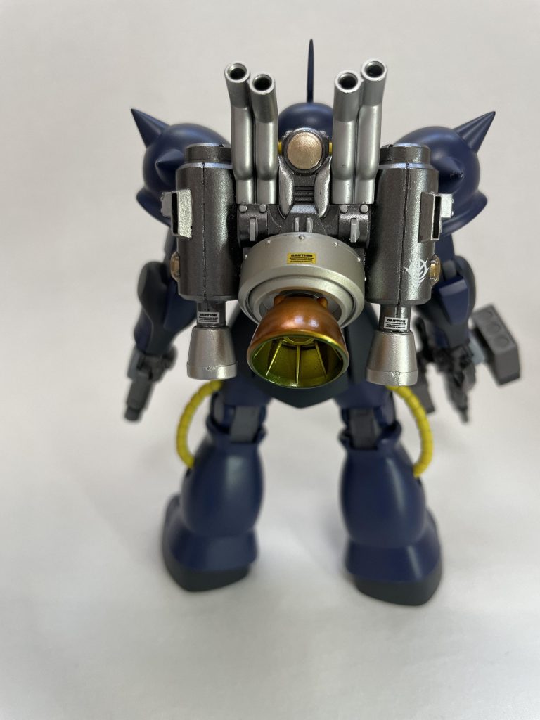 大型のバックパックはヅダを参考にジオニックのエンジニアが試作したという設定。バックパックはモビルハロのジャンク品にバーニアとか追加