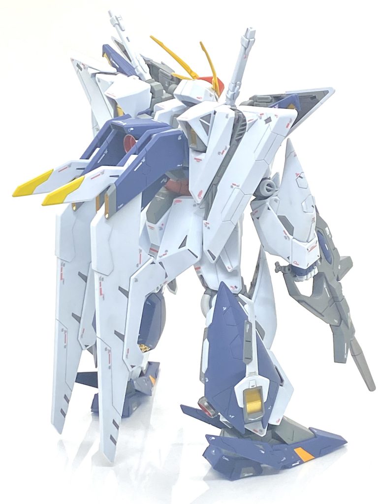 マフティー動乱時の最新鋭であるΞガンダムは小型化されたミノフスキー・クラフトが特徴で肩のはジャーマングレーでフィンみたいのを塗り分け、スラスターや放熱板みたいなフィンのオレンジはゴールドに塗り分けて、第5世代モビルスーツは並じゃない感を出しています。ですが、それ以外は多少グレーに塗り替えたり、差し色で塗った程度でそれほど派手にはしていません。脚の脛に付いてるウイングは動かすと確実に擦れる為に全塗装する方は必ずクリアランスで削った方がいいと思います(それでもウイング動かした際に角に当たってしまい少し塗装が剥げてしまいました)。