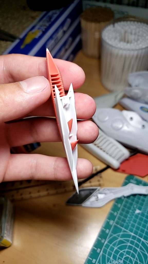 ここからは制作工程です。とりあえず尖らせる部分が多かったです。これはクローの部分ですね。返しは削ってとがらせて、白と赤い部分はプラ板を使ってとがらせました。 