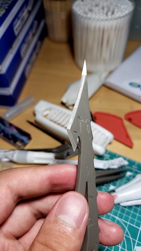 超硬ワイヤーブレードもめちゃめちゃ尖らせました。そして、削ってより切れやすいような刃のような形状にしました。おかげで喰らったら絶対にタダじゃ済まないような見た目になりました。...というかこのキット、角の丸まりがほかのキットより酷い気がします。