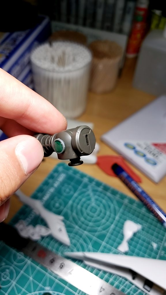 腕部の可動軸です。鉄血によくある電源マークは私的にはメーカーロゴなのでは?と思ったんです。そしてハシュマルとガンダムフレーム搭載機に同じマークが見られるので、