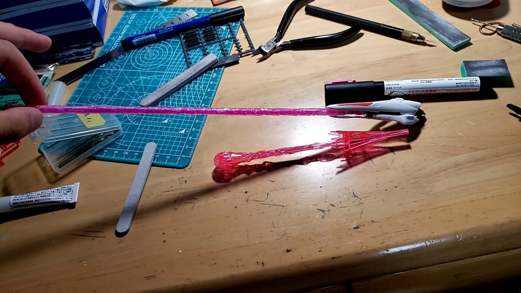 ビームエフェクト制作中の写真。元の長さの約2倍になってますね。元のビームエフェクトはなんか迫力が足りないし、成形が微妙だったので、自作しました。完成したやつは色以外は結構気に入ってますよ。