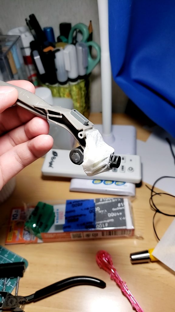 気づいた方もいるでしょう。実はこんな感じで、防水布的な感じにしてあります。まぁわかりやすく言えば、ナイチンゲールの肩みたいになってるってことです。なぜならここにある肉抜き穴がクソデカい上に、可動部であるためです。穴を埋めると稼働できなくなるので、もういっその事見えなくしようとなったわけです。ちなみにその過程でここは固定となって、肩を回す時は、バインダーも一緒についてくるようになりました。