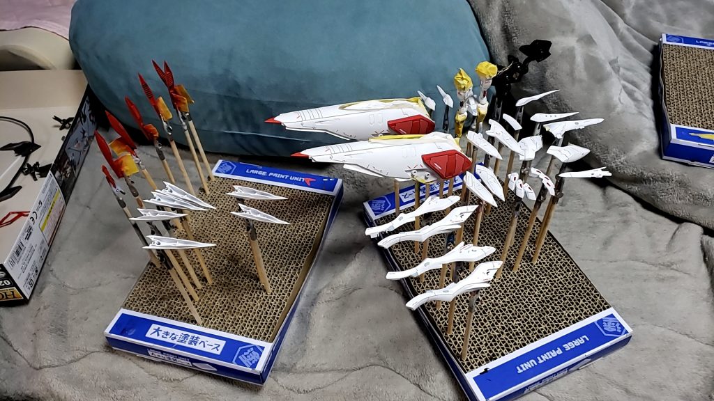 トップコートを吹く前の写真です。ここまで来て初めて気付きました。赤が濃いことに。想像以上に赤が濃かったので、とりあえずアニメのハシュマルは時間が経って色が変色したっていう勝手な設定にして、これは生産したてのハシュマルって言うことにしましたwww まぁ...許してくださいwww余談すごいどうでもいいんですが、ちょっと思ったことがありまして。あくまで推測ですが、厄祭戦を引き起こしたモビルアーマーの中で1番強力な機体、その機体名は