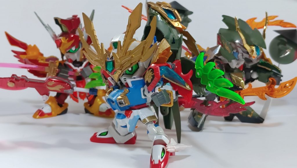 『行くぞ、新鋭、風斬!』『はい、灯凰隊長!』『仕方ない…新鋭、討たれたら承知せんぞ!』主君である灯凰と共に新鋭に武装を与えることが出来る。その時の新鋭は『亜駆威羅(アクィラ)装』になり、焰武を二つに連結、もしくは二刀流で戦う。更に、譜往蒭を背負っている時以上の機動力を獲得し、敵を翻弄する。必殺技は、連結形態の焰武の刀身に炎のオーラを纏わせ、回転させて炎の竜巻を生み出して敵を焼き斬る『烈火旋風斬』。風斬は露阿納駆の時同様に駕留駄と合体して、戦闘を継続する。