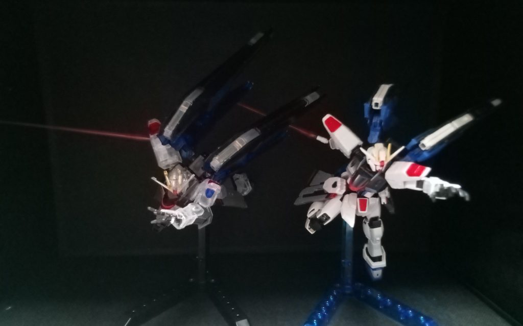 HGクリアーとの比較、可、可動域が～～～😢あとHGの平手はRGνガンダムクリアーを流用してます。