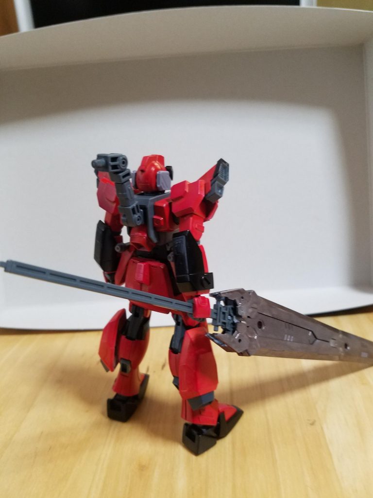 肩に余剰パーツのビルドストライクのブースター、脚にウィンダムのを追加頭に30MMのパーツを追加、そのせいでバルカンが使えなくなったけどまあええやろとなった後はプラ板を追加しまくった