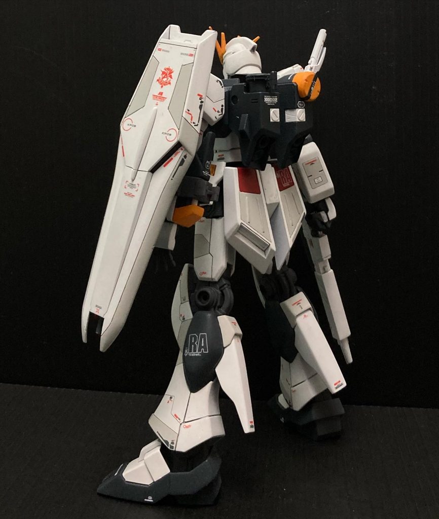 後ろ姿もお披露目。