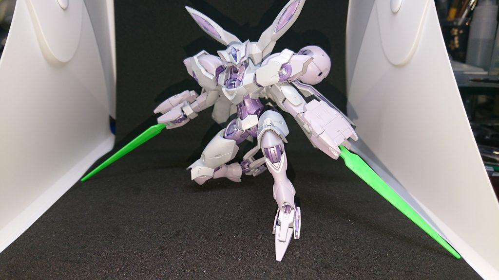 両手にジャマダハルみたいな武器ってやはりカッコイイなぁと思いつつ取った写真。設計としては結構EGに近い部分もあったような気もしましたが、可動域は全く問題なし。むしろ良好。問題は足の部分が小さすぎて直立しにくいという点ですがwという感じの新作ガンプラでした。なかなか良い出来だと思いますので是非購入の検討をお勧めしたいですwこれから水星の魔女のアニメもガンプラも展開が気になるところ。大いに期待したいです。そういえばレイ専用パープルカラーを使ってしまった以上、このガンプラはレイ専用の可能性が・・・?