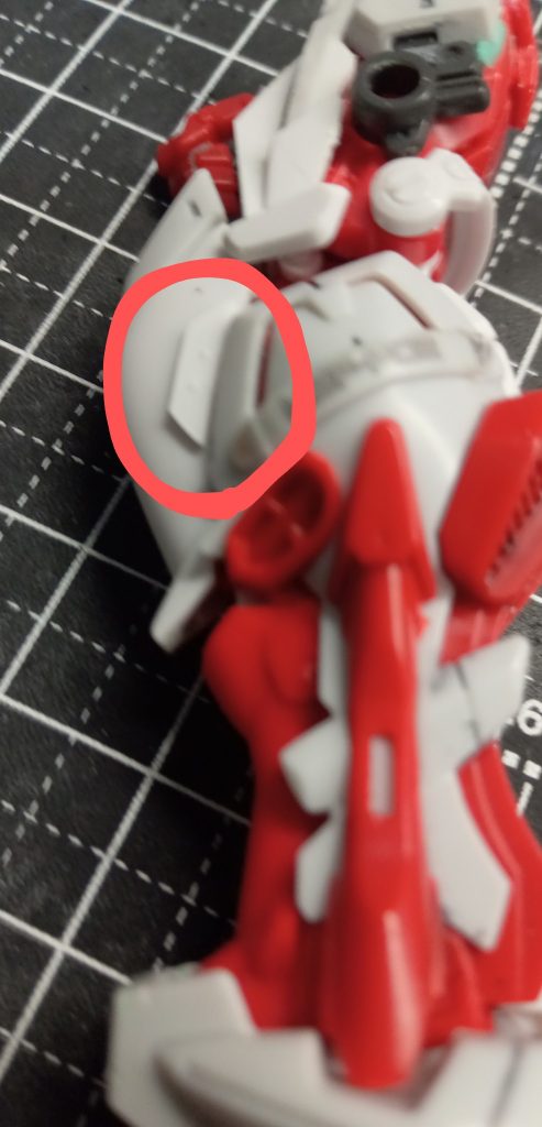 膝辺りにモールドが入っているのが改造①です。