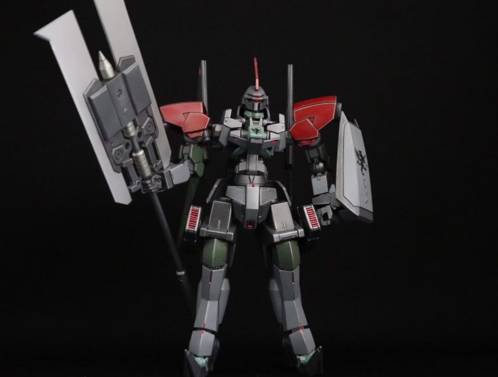 戦斧、双剣、戦槌の3形態を取るオリジナル武装。戦斧形態を構えて。