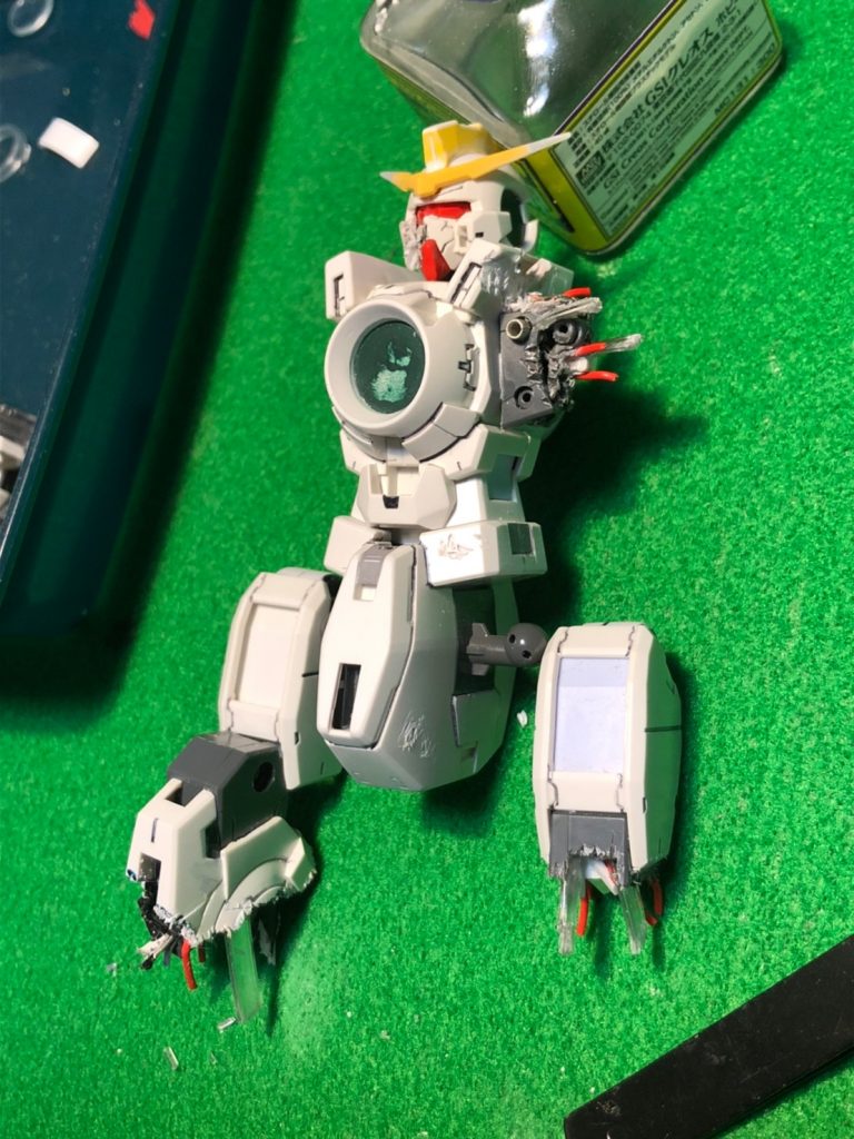 ダメージ部は余り汚しの時の様なアドリブと勢いで進めました。全塗装完了後筆塗りでコード類は塗り分けています。