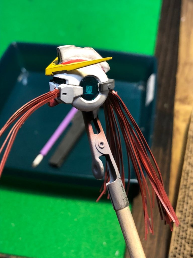 GNコンデンサ部はデカールでワンポイント。00系の機体はクリアレンズに文字が映えますね。ナドレを制作する際に髪は一番悩むポイントではないでしょうか。色々試した結果、今回は写真用の光沢紙をカットして塗装しています。工作のし易さとコスト的気に入りました。