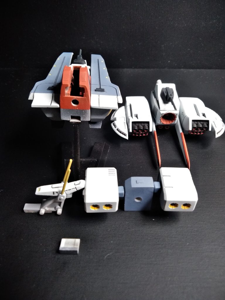 艦橋の後ハメ加工はこんな感じ、手前の小さなパーツは蓋です。