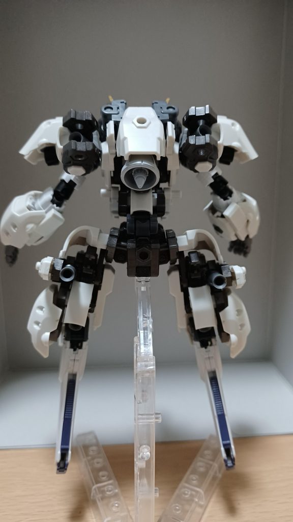 後ろっす、大型ブースターやら小型ブースターを多数着けて突貫力を上げてます、そう!漢は突進して殴るだけだ!まぁ武器がまた作れなかっただけなんだけど、、誰かカッコイーの作ってー