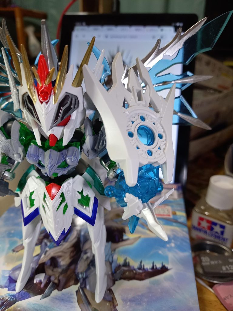 シャイングラスパードラゴンの腰部を盾に見立てて。