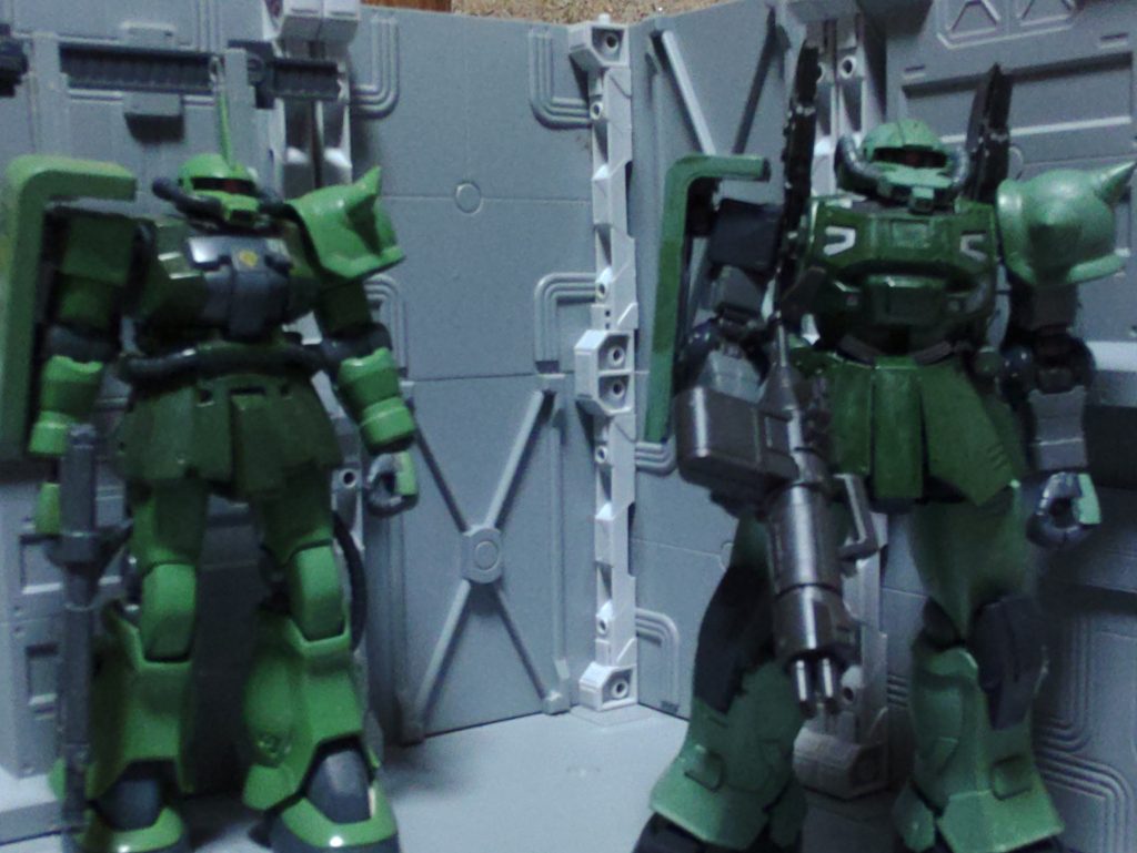 最近塗ったアクトザクの方が塗りが…