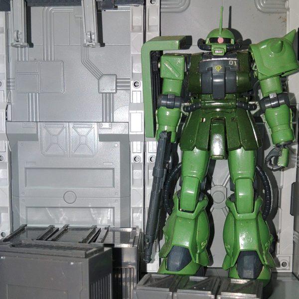 連邦基地から奪取されたザクⅡF2型と資材