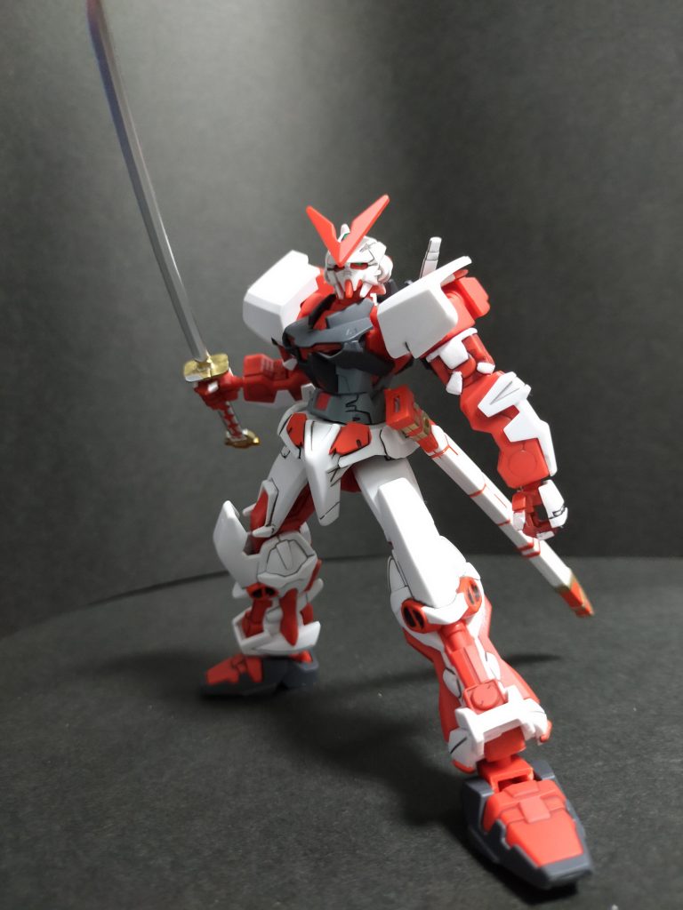 前回のウイングガンダムもそうでしたが、なんかパーツが割れる今日此頃。左手は平手が良かったんですが、探すのが面倒なんでキットの握り拳そのまま。これがバリバリ割れるというアクシデントもあり。ま、接着して無かったことに。両手持ちさせたかったなぁ。