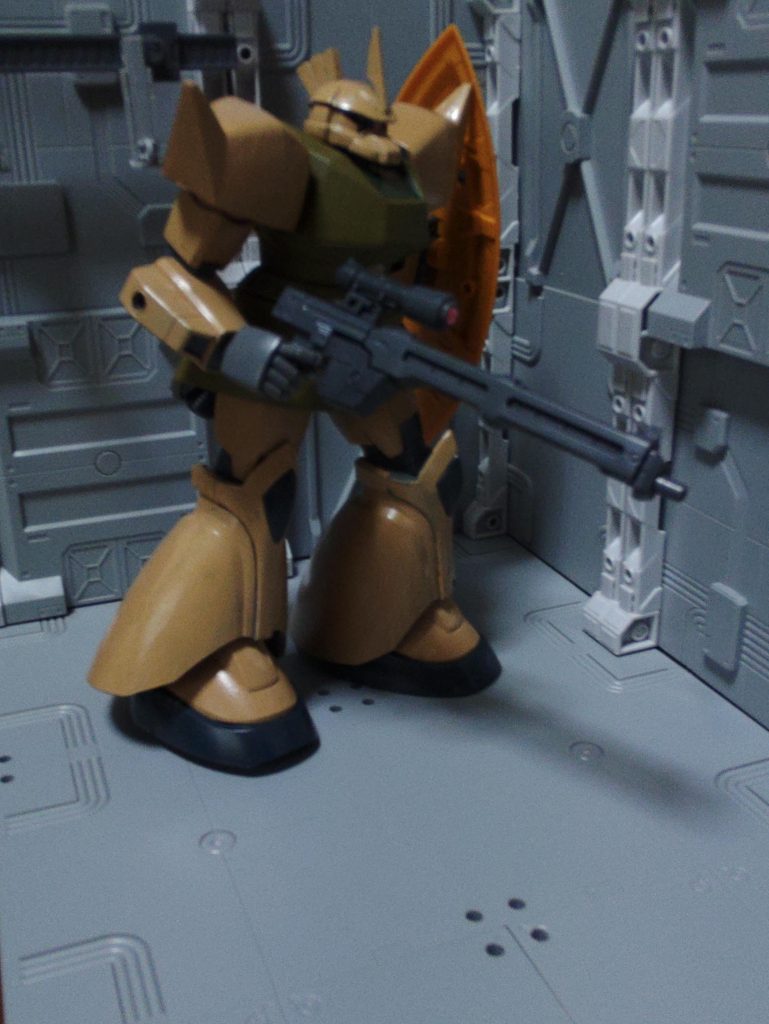 塗装と経年劣化で撮影しようとしたらジリジリと腕が下がる下がる