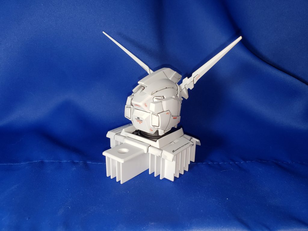 後ろからだと白しかないので、スミ入れとかデカールが目立ちますね。本来ならフレーム内部になってる場所は何もしてません。手抜きなので。