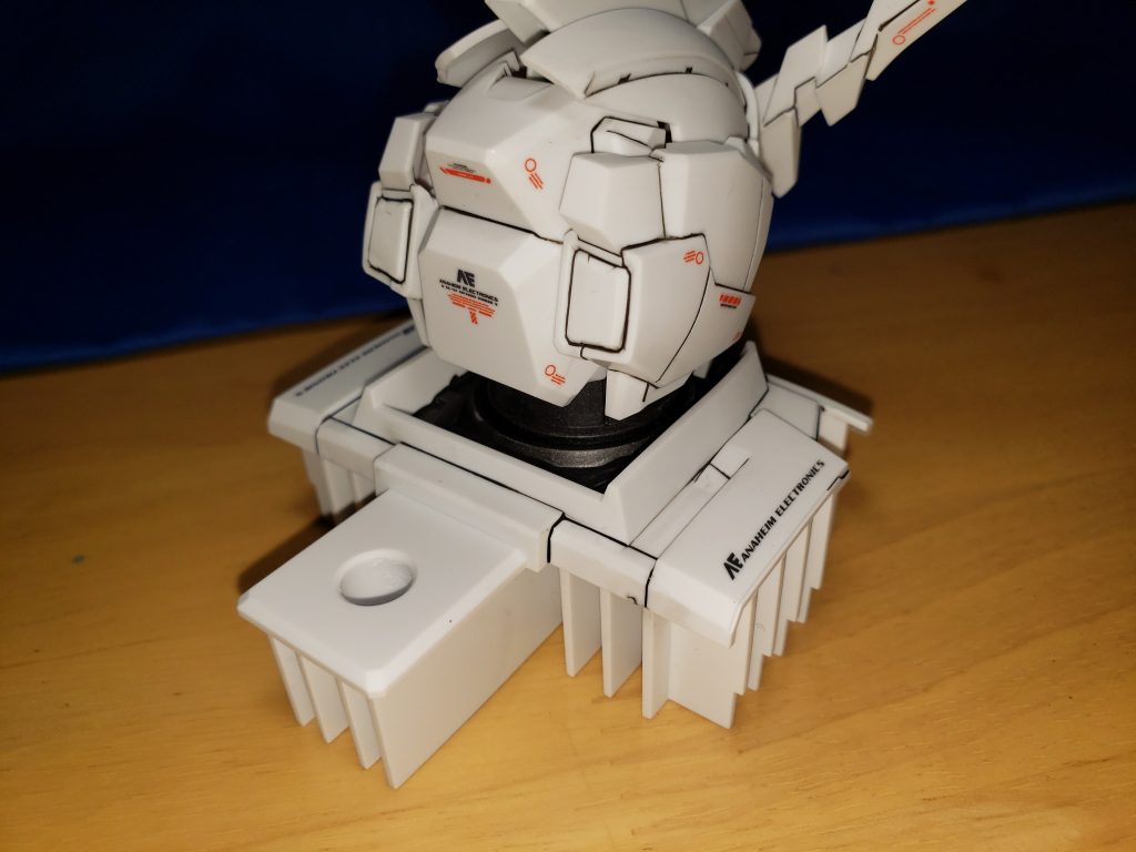 肩(?)と、後頭部にはアナハイム・エレクトロニクスのデカールを貼りました。どして目立つ背中の穴。これはのちのちLED入れようかと思ってるため何も刺してません。