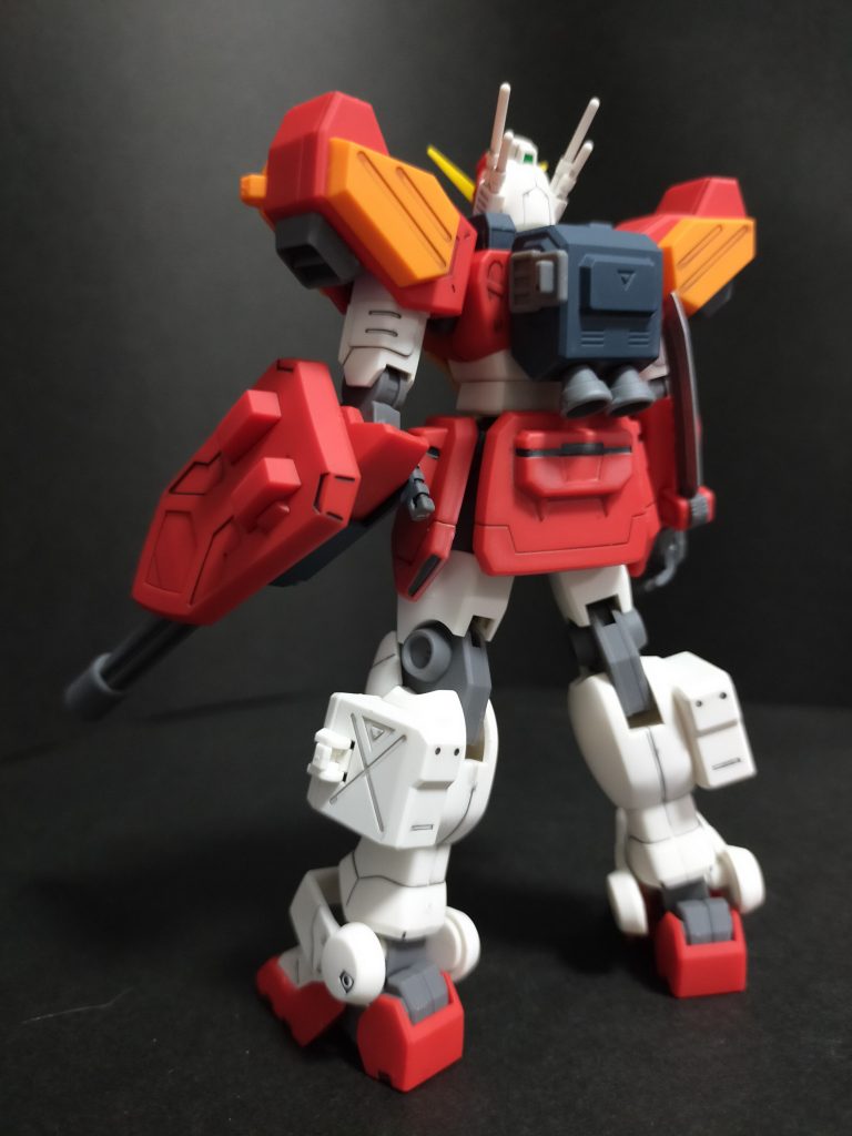 キットは素直でとても作りやすかった。ウイングガンダムみたいに割れることも無かったし。背面のコートは白化してしまった。でも気にしない。前からしか見ないし。胸のダクトは塗り忘れ。コレも気にしない。←しろよ!