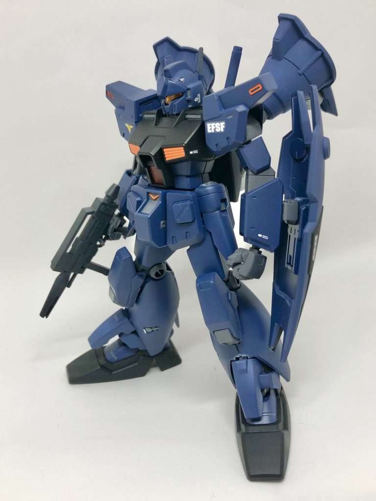 ジム・カスタムをベースに、膝下・サイドアーマー・ランドセルをフルバーニアンのものにチェンジしています。