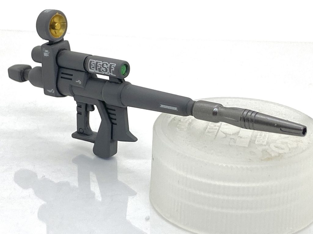 ビームライフルは造形がかなり良いのでセンサーやマズルはメタリックで塗ったり、クリアーパーツでディテールアップしています。