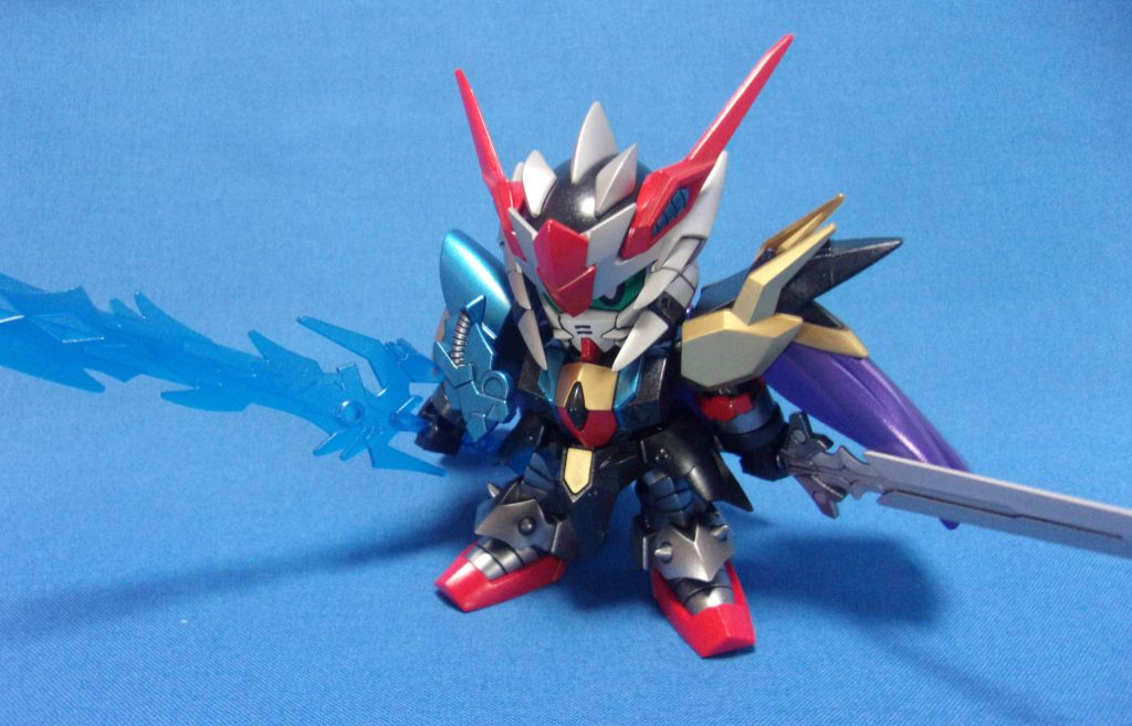 兜の牙を尖らせたり、平手の肉抜きを埋めたりしていますが、形状は基本的にキットのままです。