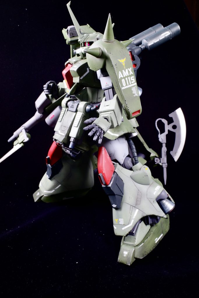 巨大なリアアーマーは隠し武器が装備されているという設定にしました。