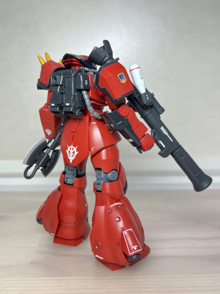 オリジナル要素として隊長機のブレードアンテナと右腕にガントレットを追加、脚部のバーニアパーツをシーマ専用ゲルググMのパーツで改造しました。