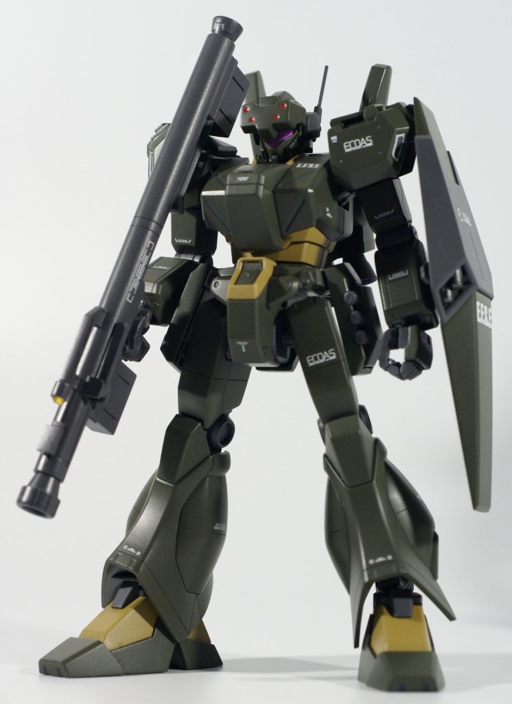 改修内容は次の通りです。・スコープをラインストーンに。・アンテナを真鍮線に。・肩のバーニアをプラ板とコトブキヤディティールアップパーツで形状変更。・全身にスジボリ追加。・エッジ出し。・モールドの掘り直し。