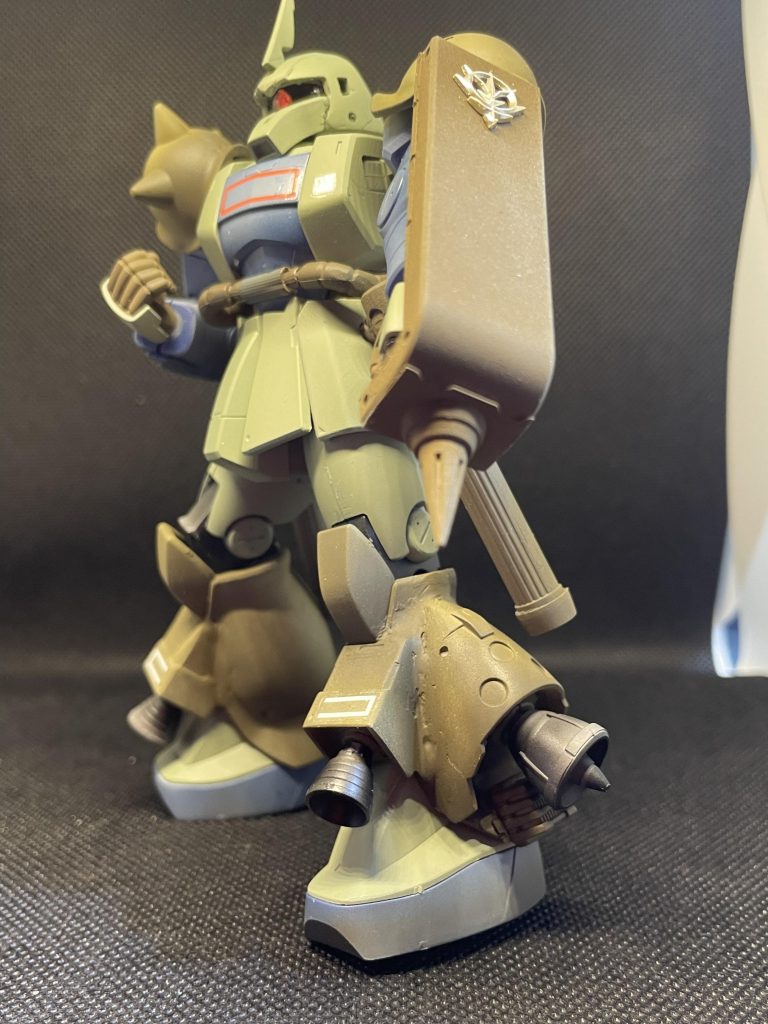 盾を改修したパイルバンカーにて格闘戦にも対応。