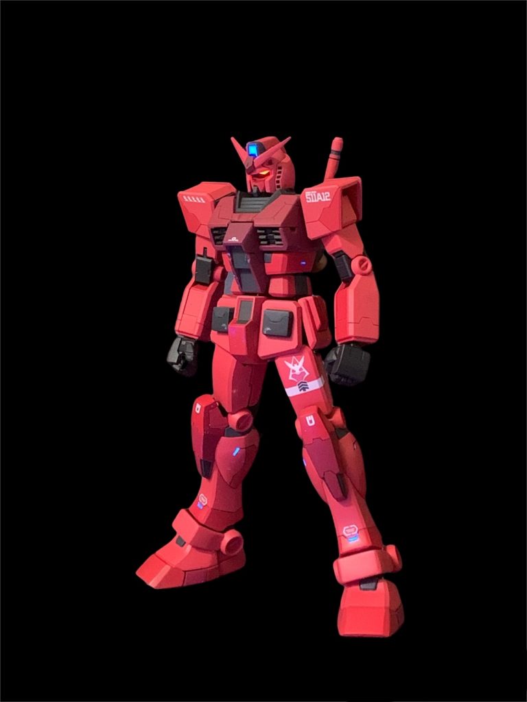 工作内容は合わせ目消しと各部スジボリ&肉抜き部の穴埋めを行い、エアブラシで塗装を行っています。キットのハンドパーツは武器持ち手専用とし、握り拳はHGUC ジムⅢから流用しています。以下アクションポーズ