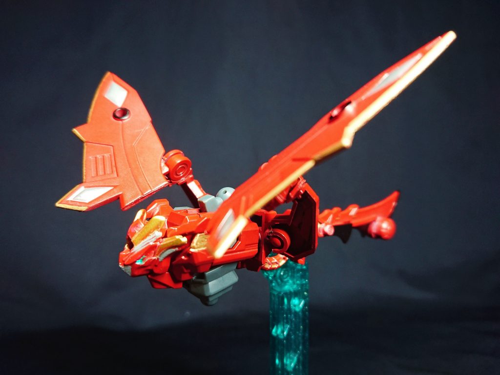 頭と腕と下半身を外し、剣の柄頭を背中にさせばゴセイドラゴン風のドラゴンにもなれます。