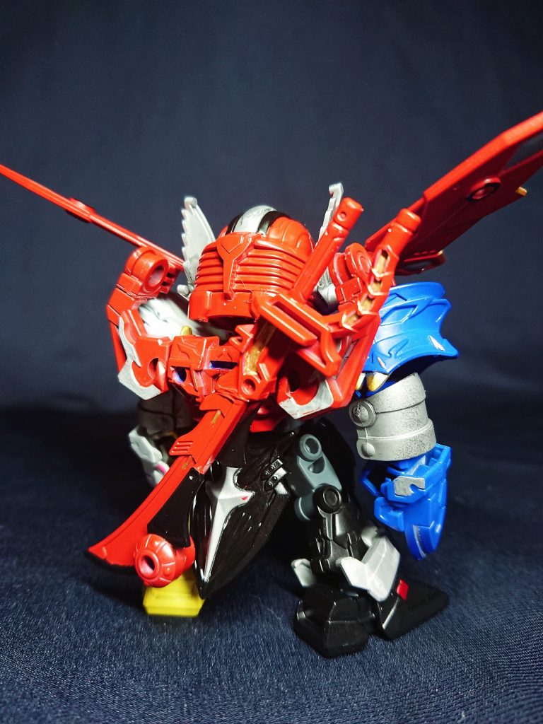 武器は原作同様に背中に懸架できます。肩の翼は背部から可動式にし、今後のスーパー合体や、肩の可動の邪魔にならないよう考慮しました。