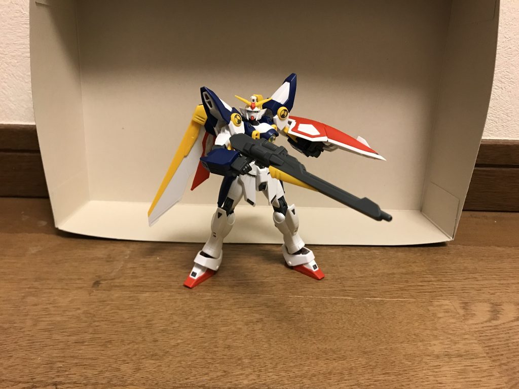 バスターライフルカートリッジ式でありながらも、本機からのエネルギー供給によって発射する事も可能で、本機が核エンジンを搭載しているのもあって、それなりに融通が効く。一撃でコロニーの外壁に大穴を開ける程の威力を誇り、数発でコロニーの破壊を可能にする。