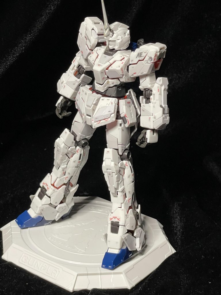 まずはユニコーンモード。シールは基本地獄でしたが、実物の立像の、こんなとこにこんなマーキングがあるんだ! という発見もしながらの作業でした。