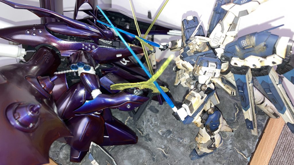 隠し腕と両腕を駆使してビームサーベルを振りかざすナイチンゲール。圧倒的悪魔感。