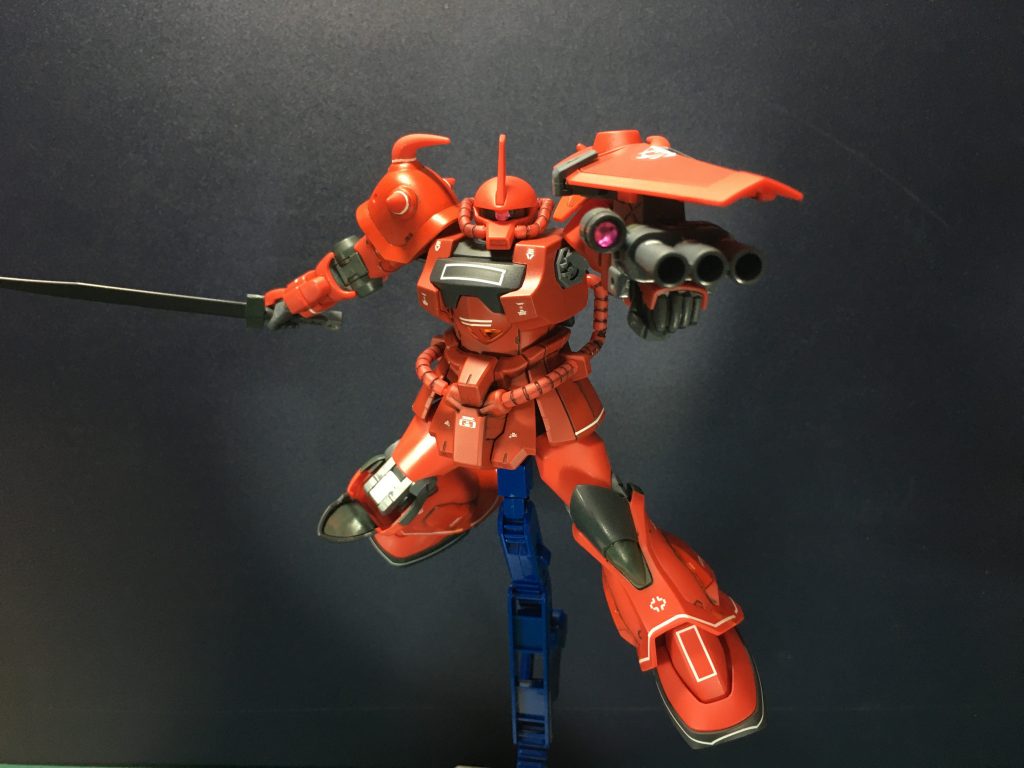 意気込んでラインデカールを貼ったはいいものの、そもそもザクとグフカスタムではあらゆる面構成が異なるので、デカールがよれたり長さが足りなかったりしたので、あくまでも雰囲気だけになってます。 肩側面の曲がってるスパイクなんて全く違うのでデザインナイフでぷつっと切ってマークソフターで無理やり面に沿わせようとしてしわになりました。腰回りは割と何とかなったんですけどねぇ。