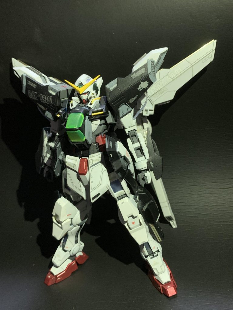 MGエクシアをベースに、旧HGのX、DXやアストレアなどのジャンクパーツを使ってます。なので、サテキャはロック機構もなく、ゆるゆるな感じです。