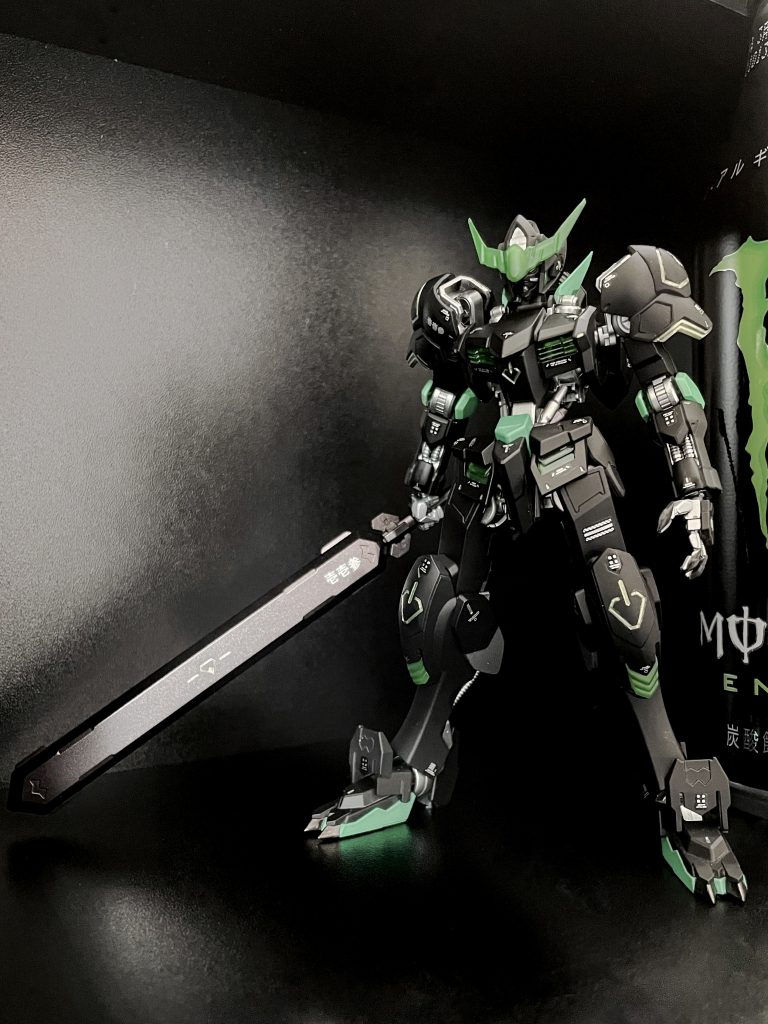 極力黒、緑、銀以外は使わないようにしています。例外はつま先と武器のガンメタ！