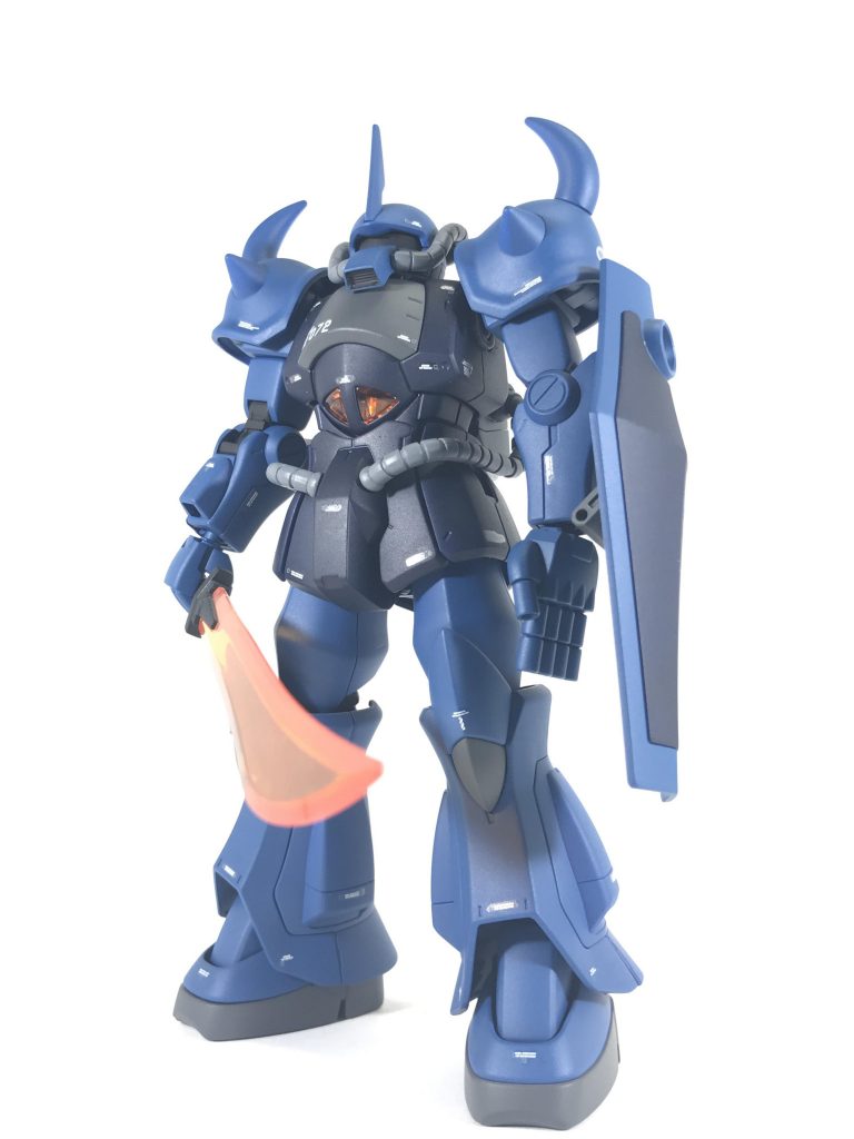 次はラルさんのグフです。顔のダクトが特徴的ですね〜　リバイブ版だけあって合わせ目消しが殆ど無くて作り易かったです。プロトと比べてかなりスリムな体型になってます。