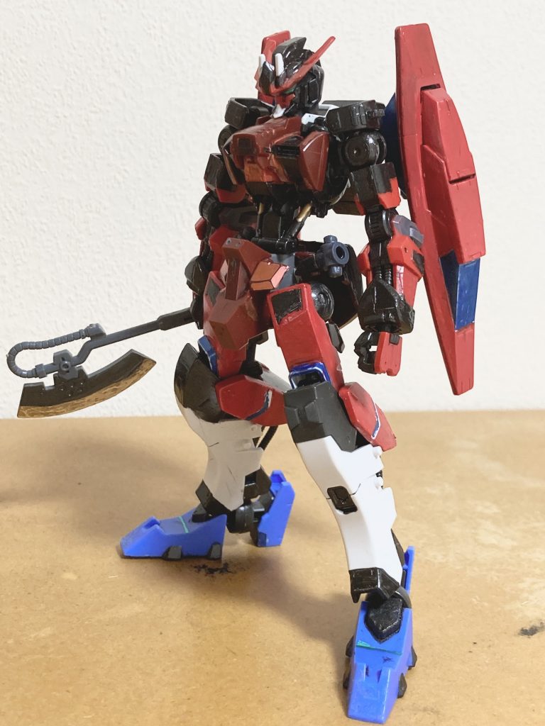 出来るだけフレームが露出しているように意識しました。(腕、サイドアーマー等)メタリックのブラックで筆塗りしたら写真撮った時てかって仕方ない…