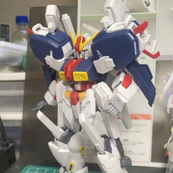 長い間放置気味だったオレコアガンダムに手を付け始めましたビームスマートガンをコテコテに盛って下塗りを終えた所明日には塗装を終えてデカール貼りたいなぁ（1枚目）